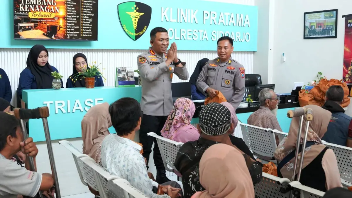 PEDULI: Kapolresta Sidoarjo Kombes Pol Christian Tobing menunjukkan kepeduliannya terhadap kelompok rentan melalui kegiatan bakti kesehatan dan bakti sosial bagi penyandang disabilitas.