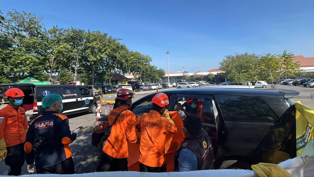 VISUM: Proses evakuasi korbban meninggal di dalam mobil parkiran Bandara Juanda. 