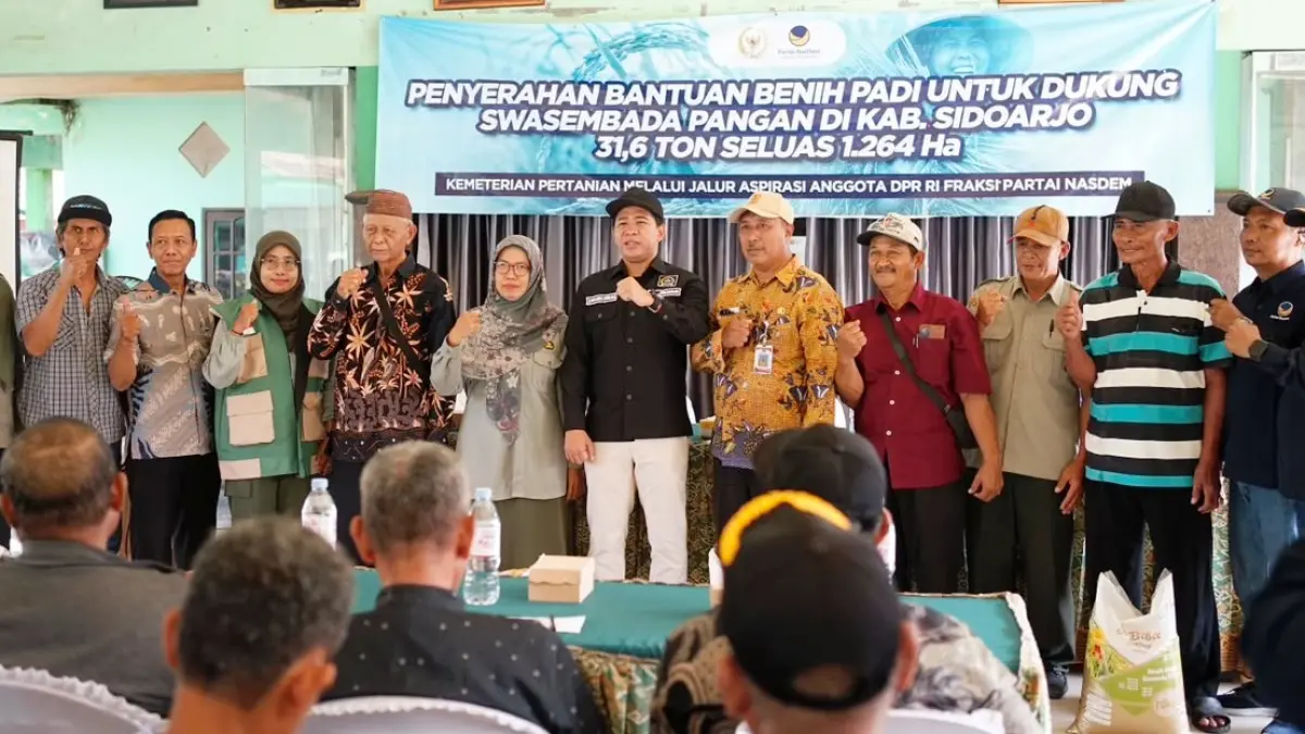 ASPIRASI: Penyerahan bantuan dilakukan secara simbolis oleh Ketua DPD Partai NasDem Kabupaten Sidoarjo yang juga Ketua Fraksi Demokrat–NasDem DPRD Sidoarjo, Muh. Zakaria Dimas Pratama, S.Kom (tengah). 