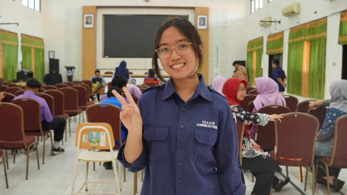 Cindy Grace Novia Puasa (17), siswi kelas X Jurusan Desain Komunikasi Visual (DKV) SMKN 2 Buduran Sidoarjo sekaligus peserta Jaminan Kesehatan Nasional (JKN). 