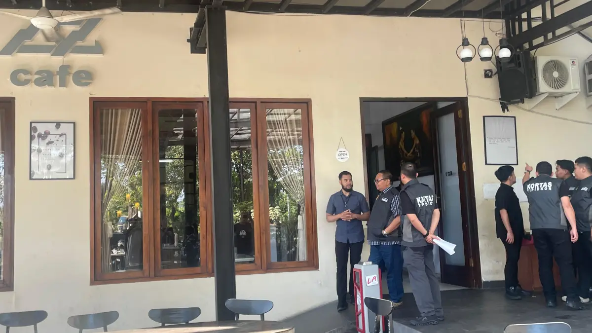 DISELIDIKI: Petugas saat memeriksa salah satu kafe di kawasan Juanda, Sidoarjo.&nbsp;