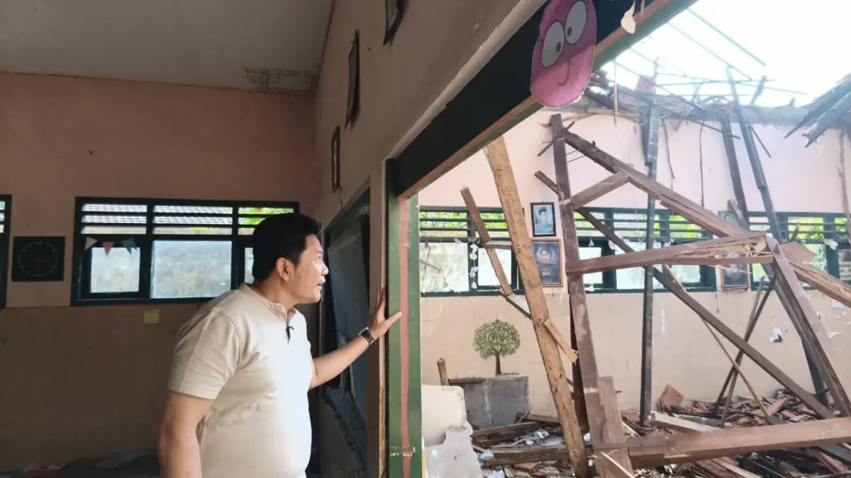 

MEMPRIHATINKAN: Bupati Sidoarjo Subandi memastikan rehabilitasi tiga ruang kelas dan satu ruang penunjang SDN Waung. (DIKY SANSIRI/RADAR SIDOARJO)&nbsp;