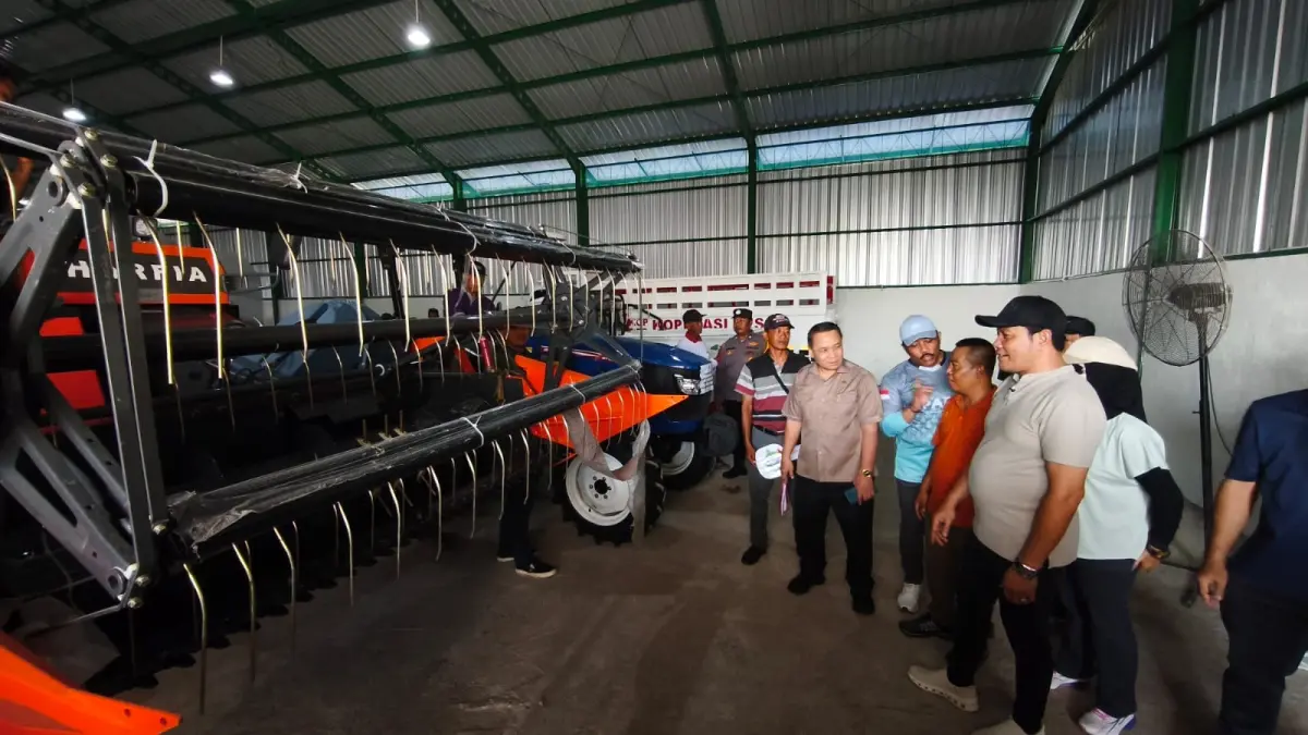 PENYALURAN: Bupati Sidoarjo serahkan alsintan ke petani.