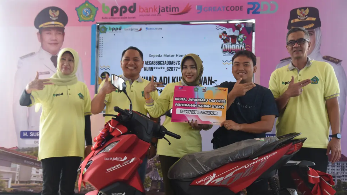 BERUNTUNG: Pemenang program Dijapri menerima hadiah sepeda motor yang diberikan langsung oleh Wakil Bupati Sidoarjo Mimik Idayana (tengah), Kepala Badan Pelayanan Pajak Daerah (BPPD) Kabupaten Sidoarjo Noer Rochmawati (kiri) dan Pimpinan Bank Jatim Cabang Sidoarjo Suyatno (dua dari kiri), Minggu (28/6). (DIKY SANSIRI/RADAR SIDOARJO)