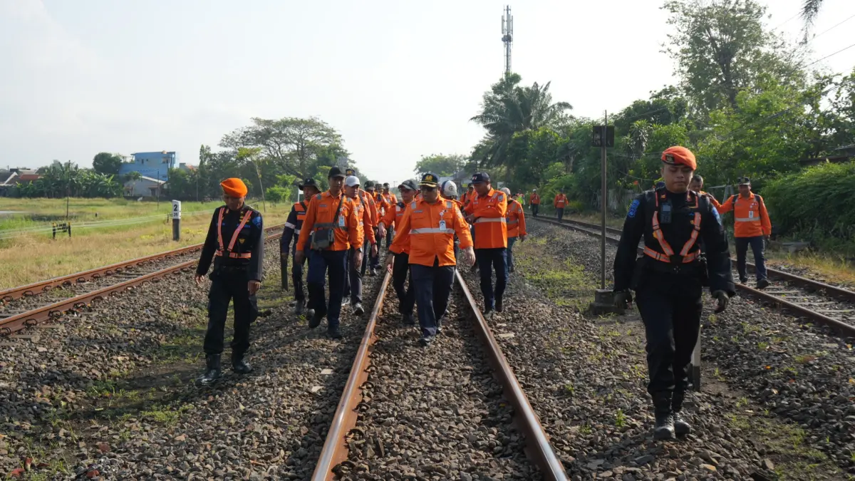 
ANTISIPASI: Petugas KAI Daop 8 memantau jalur rel kereta api di Porong, Sidoarjo.&nbsp;