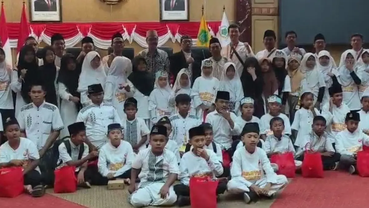 BERBAGI: Puluhan anak yatim berfoto bersama di Gedung DPRD Sidoarjo. (DIKY SANSIRI/RADAR SIDOARJO)
