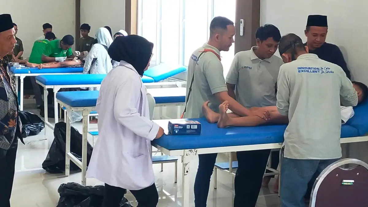 BERMANFAAT: Rumah Sakit Pusura Candi juga menggelar khitan massal di Masjid Agung Sidoarjo. (SURYANTO/RADAR SIDOARJO)