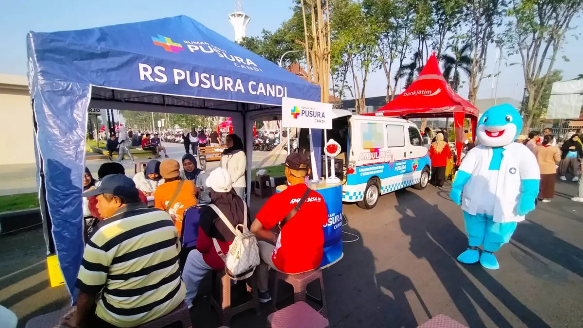 JEMPUT BOLA: Rumah Sakit Pusura Candi membuka layanan kesehatan gratis saat Car Free Day (CFD) di Alun-alun Sidoarjo, Minggu (28/6) pagi. (SURYANTO/RADAR SIDOARJO)