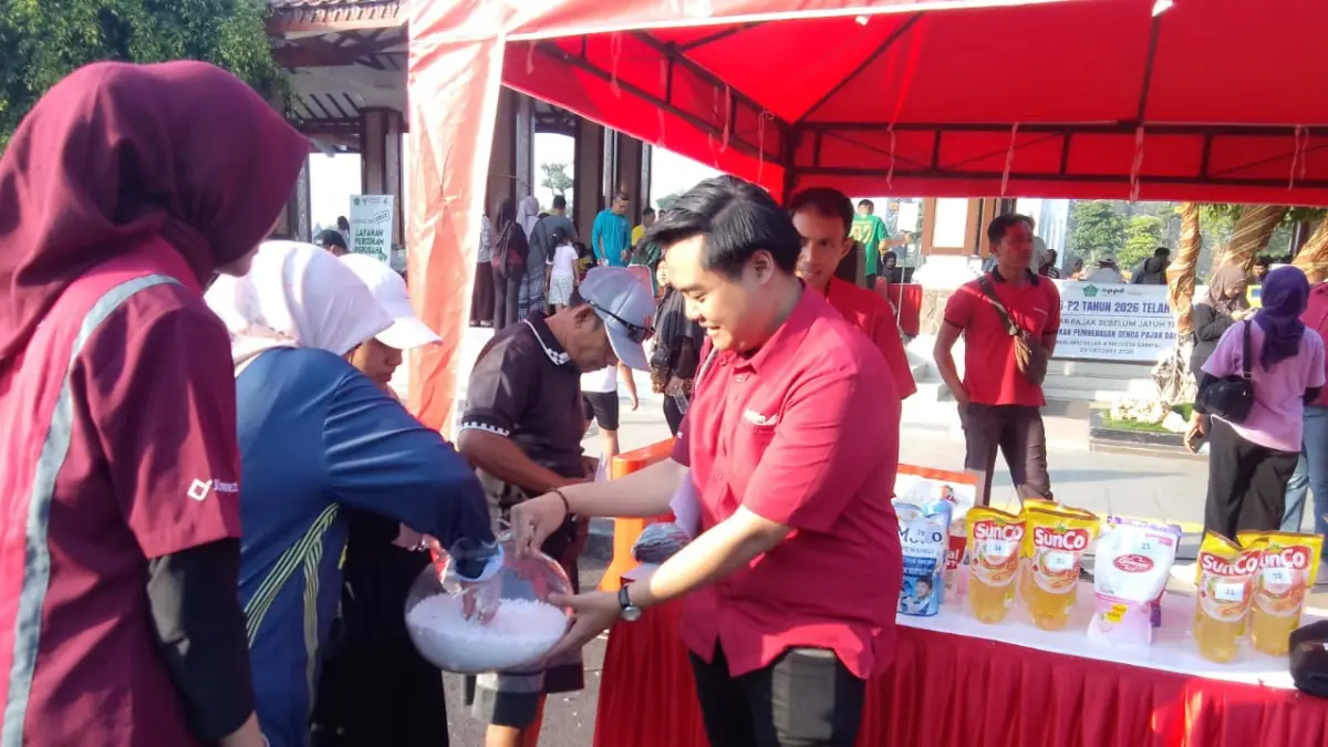 PELAYANAN: Bank Jatim Cabang Sidoarjo mengundi souvenir untuk masyarakat usai membayar pajak di CFD Sidoarjo, Minggu (28/6). (DIKY SANSIRI/RADAR SIDOARJO)