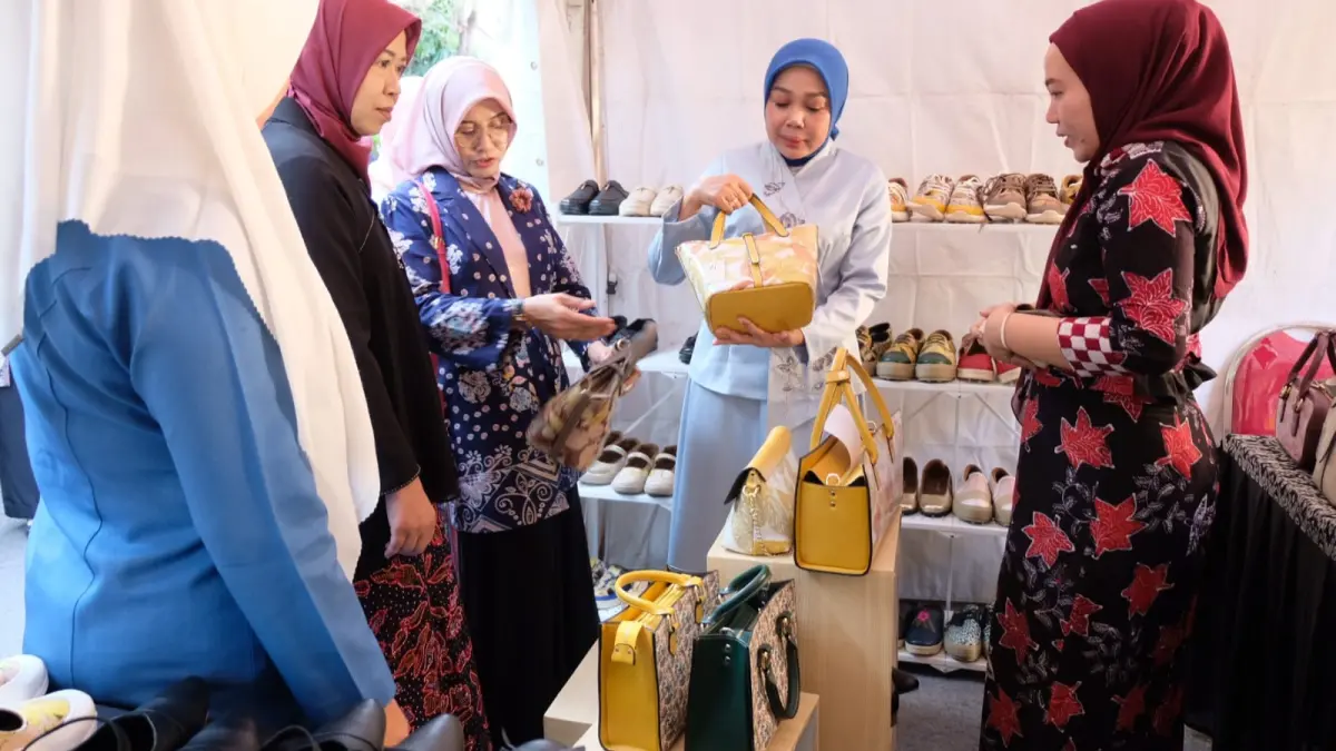 PEMBERDAYAAN: Ketua Dekranasda Sidoarjo Sriatun Subandi meninjau sejumlah stan pameran produk UMKM yang turut meramaikan kegiatan Pesona Wastra di Pendapa Delta Wibawa.