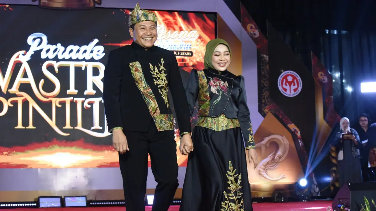 SERASI: Bupati Sidoarjo Subandi bersama&nbsp; istri Sriatun fashion show dengan batik buatan Sidoarjo.