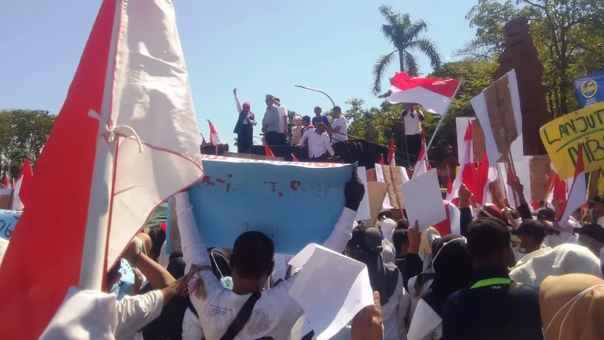 KONDUSIF: Ribuan warga menggelar aksi di depan Pendapa Delta Wibawa, Senin (29/6). (DIKY SANSIRI/RADAR SIDOARJO)