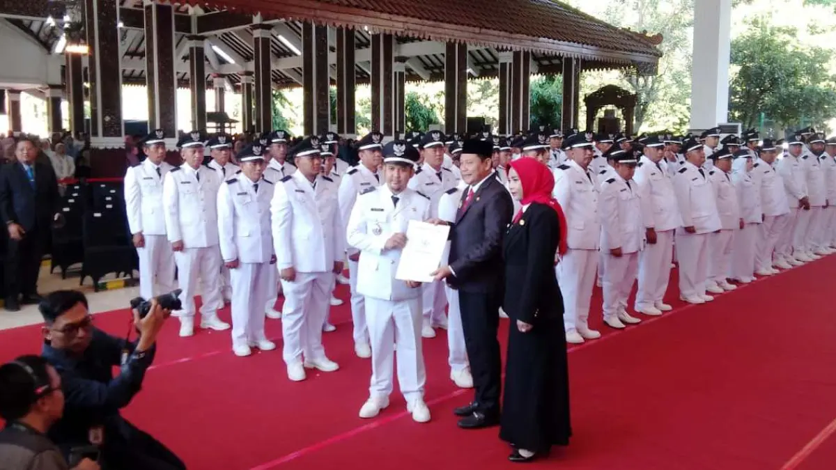 SAH: Bupati Sidoarjo Subandi dan Wakil Bupati Mimik Idayana melantik 80 kepala desa. (DIKY SANSIRI/RADAR SIDOARJO)