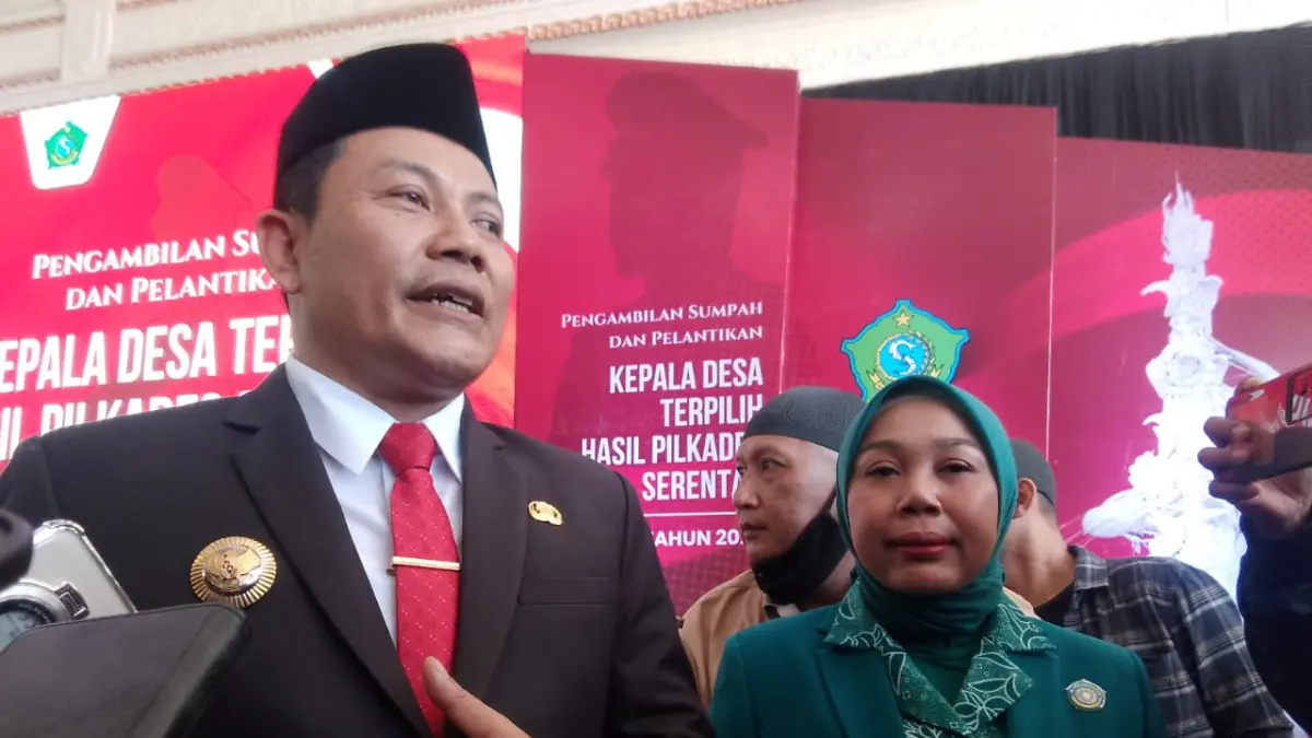 TETAP BERJALAN: Bupati Sidoarjo Subandi bersama sang istri, Sriatun, usai melaksanakan pelantikan kepala desa (kades) di Pendapa Delta Wibawa, Senin (29/6). (DIKY SANSIRI/RADAR SIDOARJO)