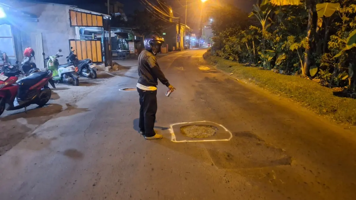 BERBAHAYA: Kondisi Jalan Raya Bangsri, Kecamatan Sukodono sangat memprihatinkan karena banyak lubang.