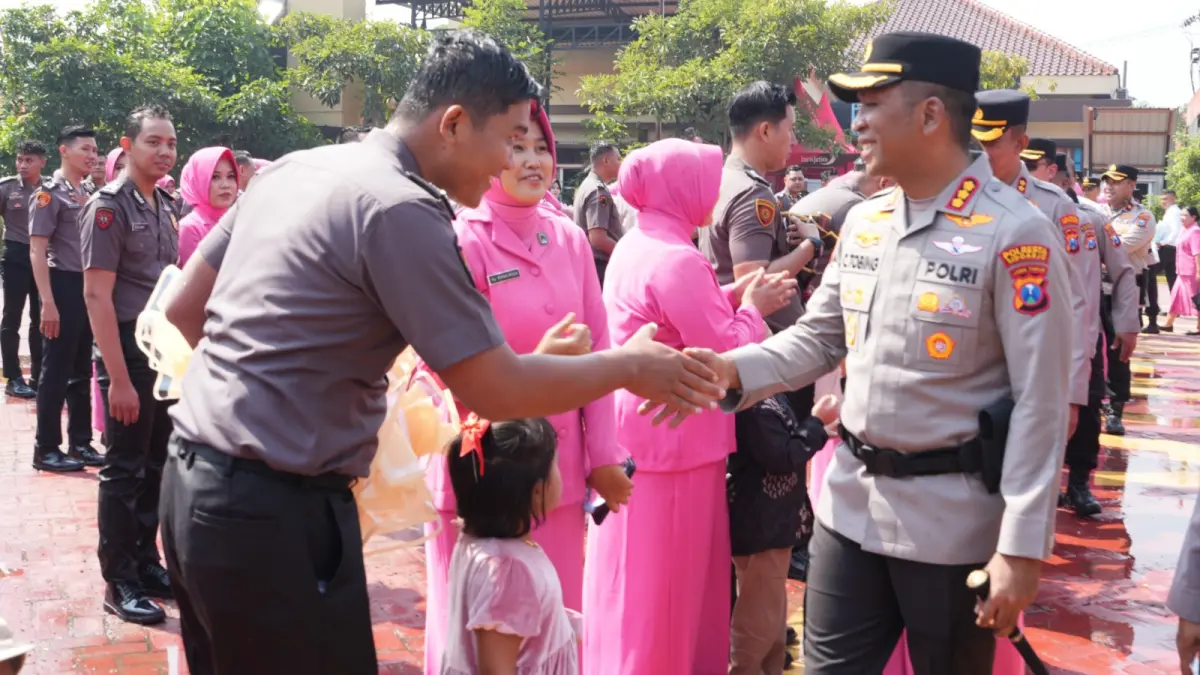 BANGGA: Kapolresta Sidoarjo Kombespol Christian Tobing memberikan selamat kenaikan pangkat anggota.