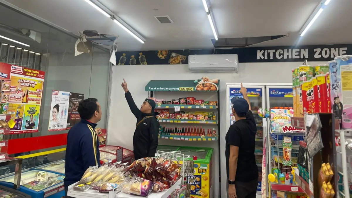 KRIMINAL: Personel Polsek Waru saat memeriksa lokasi minimarket yang dibobol maling di kawasan Pondok Chandra, Sidoarjo.&nbsp;