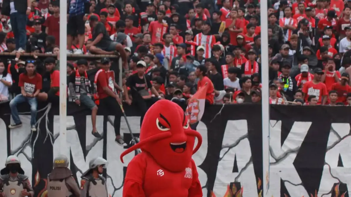 LOYAL: Suporter Deltamania saat mendukung Deltras Sidoarjo. (Foto istimewa)