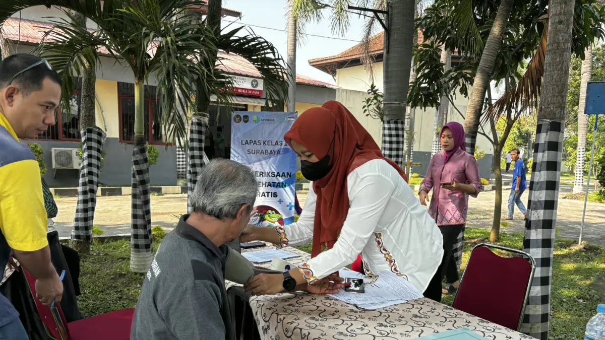 PEMERIKSAAN: Warga binaan Lapas Porong Sidoarjo sedang menjalani Cek Kesehatan Gratis dan deteksi dini HIV/AIDS.