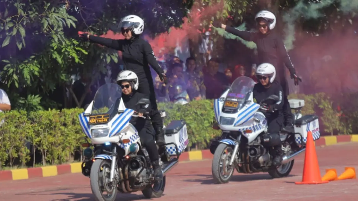 TANGKAS: Personel Polwan Jenggolo Presisi saat unjuk kebolehan mengendarai motor besar di sela upacara hari Bhayangkara di Mapolresta Sidoarjo.&nbsp;