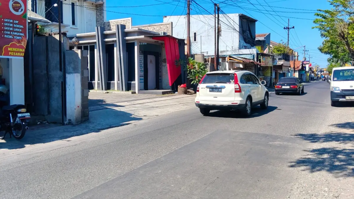 BAKAL MULUS: Jalan Bluru Kidul, Sidoarjo, yang bakal dibetonisasi. (DIKY SANSIRI/RADAR SIDOARJO)