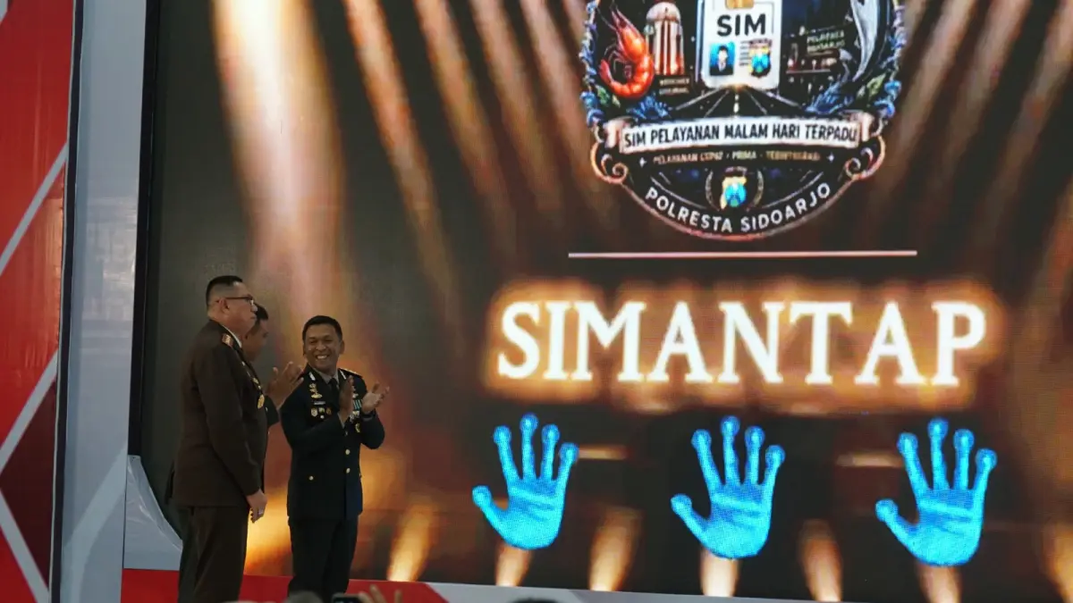 INOVATIF: Kapolresta Sidoarjo Kombespol Christian Tobing bersama jajaran saat meresmikan layanan SIMANTAP di Mapolresta Sidoarjo.&nbsp;