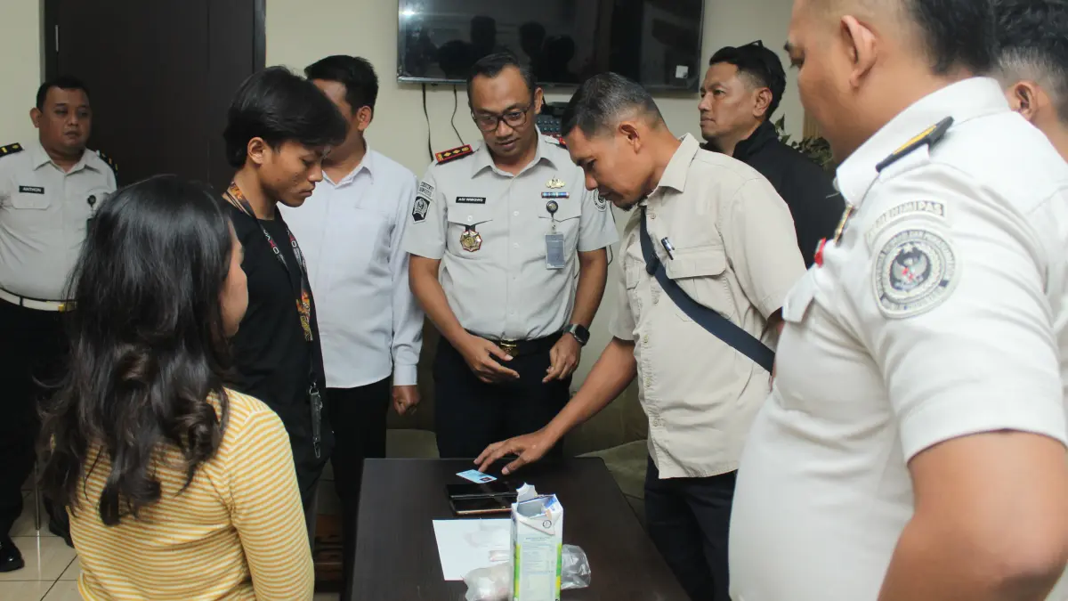 KETAT: Perempuan 26 tahun diamankan pasca kepergok sembunyikan sabu di dalam kotak susu di Rutan Medaeng Sidoarjo.