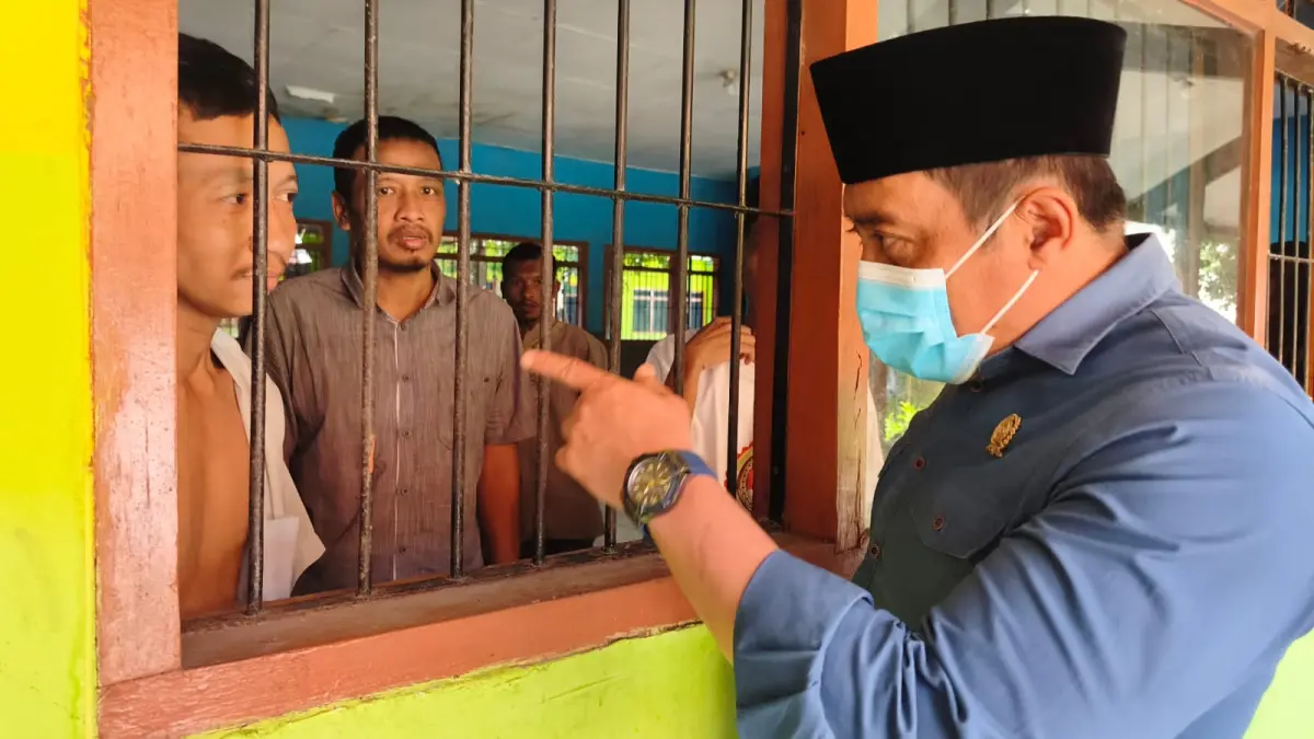 KURANG LAYAK: Ketua Komisi D DPRD Sidoarjo Moch Dhamroni Chudlori saat sidak ke Liponsos Sidoarjo, Kamis (2/7). (DIKY SANSIRI/RADAR SIDOARJO)