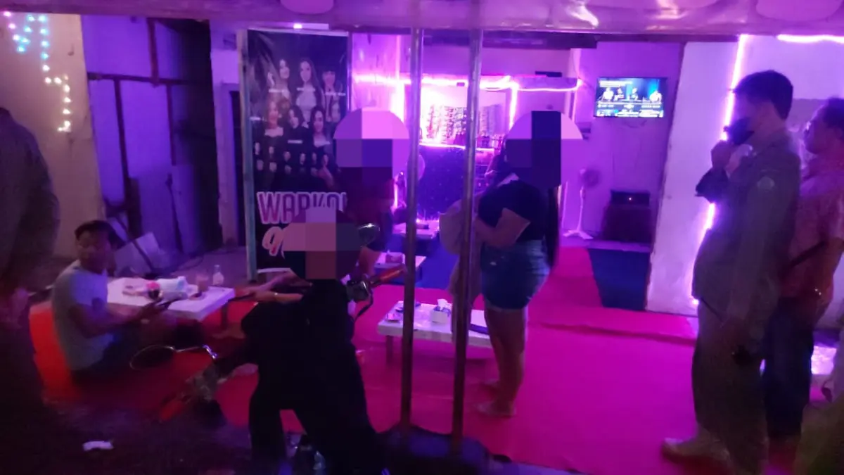 MELANGGAR: Satpol PP Sidoarjo saat amankan pemandu lagu di warung remang-remang eks Tol HK Jabon. (DIKY SANSIRI/RADAR SIDOARJO)