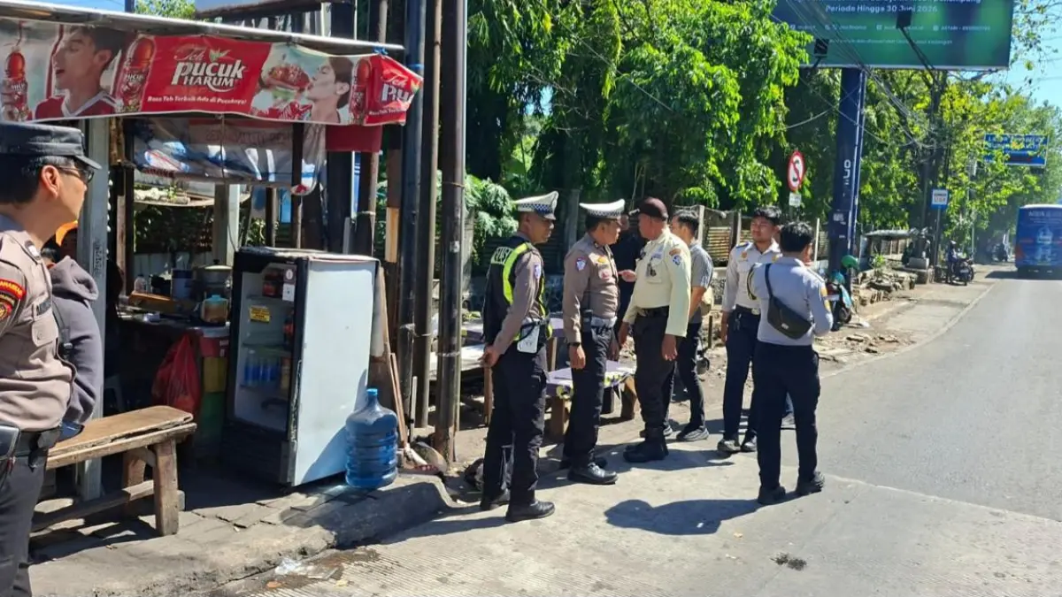 PENCEGAHAN: Personel gabungan saat merazia aksi tindak kejahatan di area Terminal Bungurasih, Sidoarjo.&nbsp;