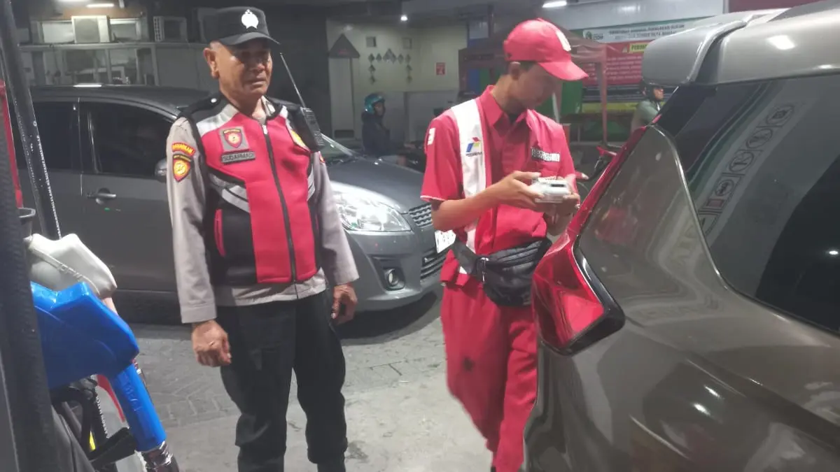 PENJAGAAN: Personel Polsek Taman saat melakukan patroli antisipasi 3C di sejumlah SPBU.&nbsp;
