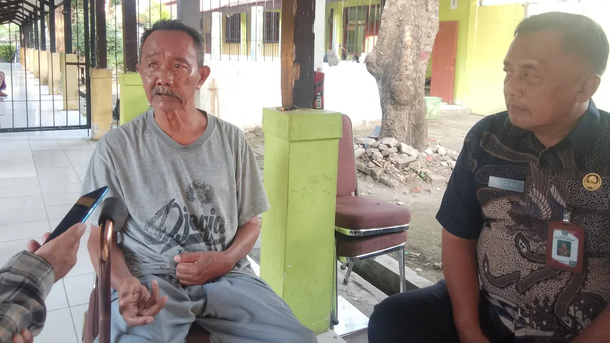 BERCERITA: Mustofa (kiri) dan Kepala UPT PP-REHSOS (Liponsos) Dinsos Kabupaten Sidoarjo Kristian Yudi Arianto saat ditemui di Liponsos Sidoarjo, Kamis (2/7) petang. (DIKY SANSIRI/RADAR SIDOARJO)