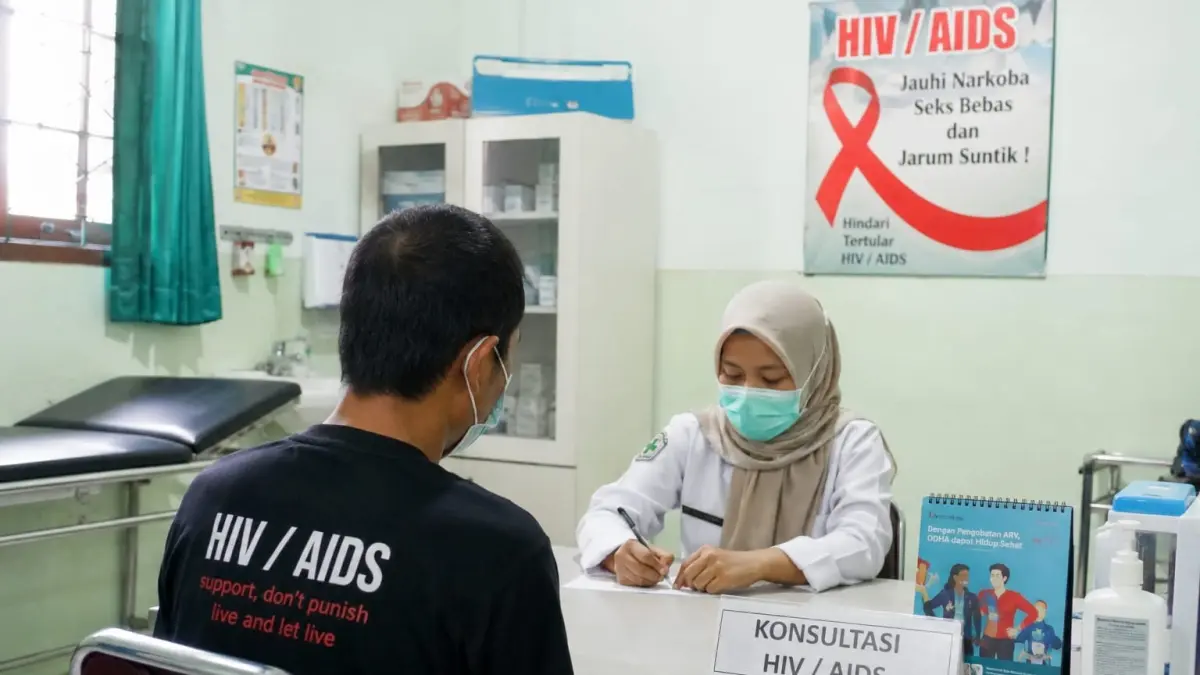 ILUSTRASI: Pasien HIV/AIDS menjalani pengobatan di salah satu puskesmas.