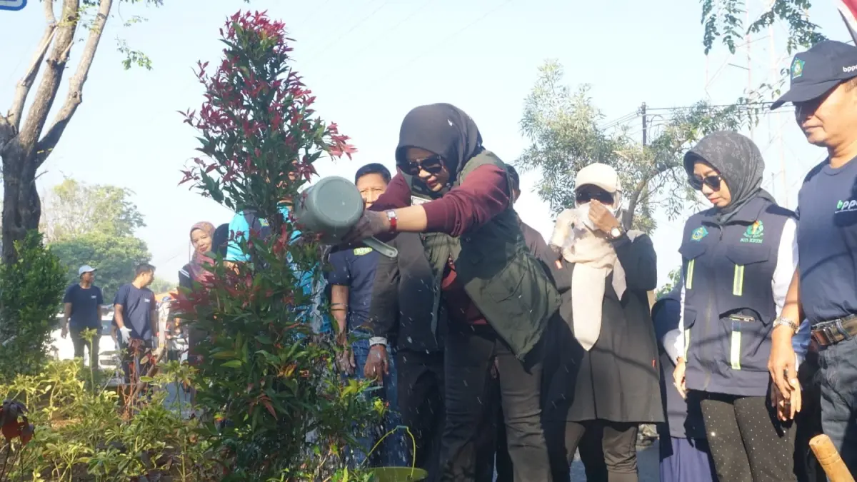 PENGHIJAUAN: Wakil Bupati Sidoarjo Mimik Idayana memimpin kegiatan penanaman pohon dalam program 1 PNS 1 Pohon Gelombang IV di Kecamatan Candi, Jumat (3/7).