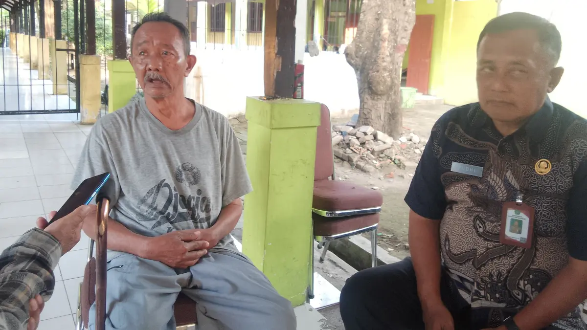 BERCERITA: Mustofa (kiri) dan Kepala UPT PP-REHSOS (Liponsos) Dinsos Kabupaten Sidoarjo Kristian Yudi Arianto saat ditemui di Liponsos Sidoarjo, Kamis (2/7) petang. (DIKY SANSIRI/RADAR SIDOARJO)