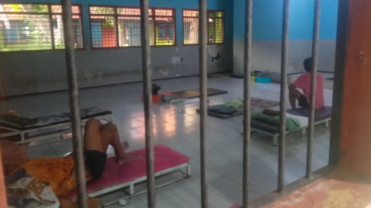 MEMPRIHATINKAN: Penghuni Liponsos Sidoarjo butuh baju bekas layak pakai. (DIKY SANSIRI/RADAR SIDOARJO)