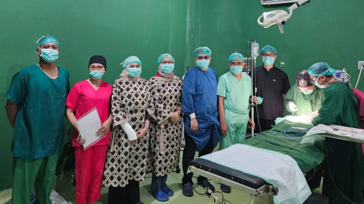 PEDULI: Komisi E DPRD Provinsi Jawa Timur bekerjasama dengan Rumah Sakit Sheila Medika melaksanakan operasi bibir sumbing gratis.