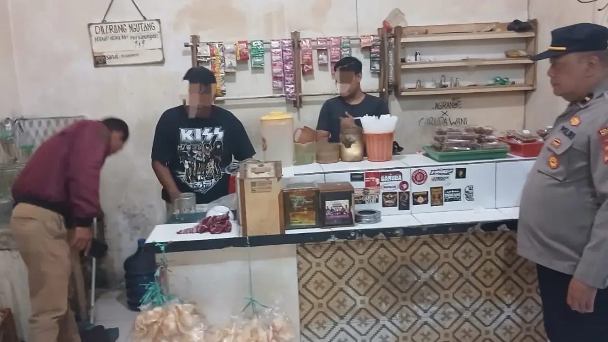 PENCEGAHAN: Personel Polsek Balongbendo melakukan pengecekan di warung kopi yang diduga menjual minuman keras.
