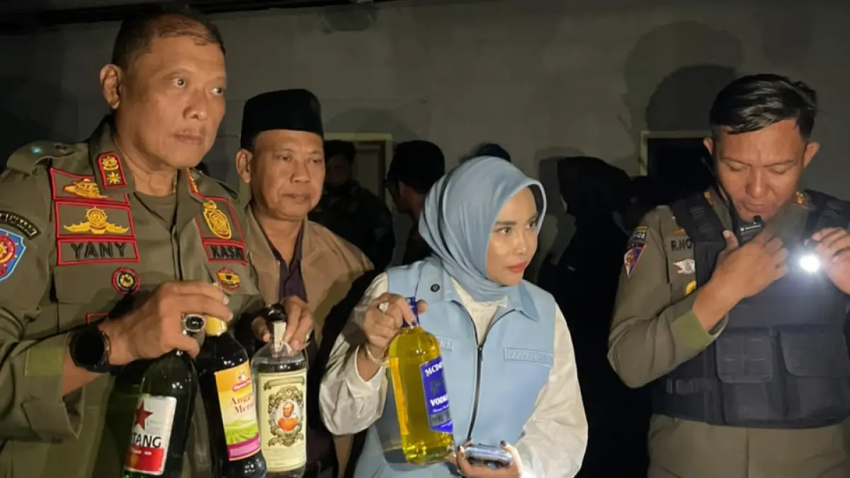 PENCEGAHAN: Satpol PP Sidoarjo bersama Wakil Bupati (Wabup) Sidoarjo Mimik Idayana gerebek warung remang-remang di eks Tol HK Jabon, Sabtu (4/7) malam. (DIKY SANSIRI/RADAR SIDOARJO)