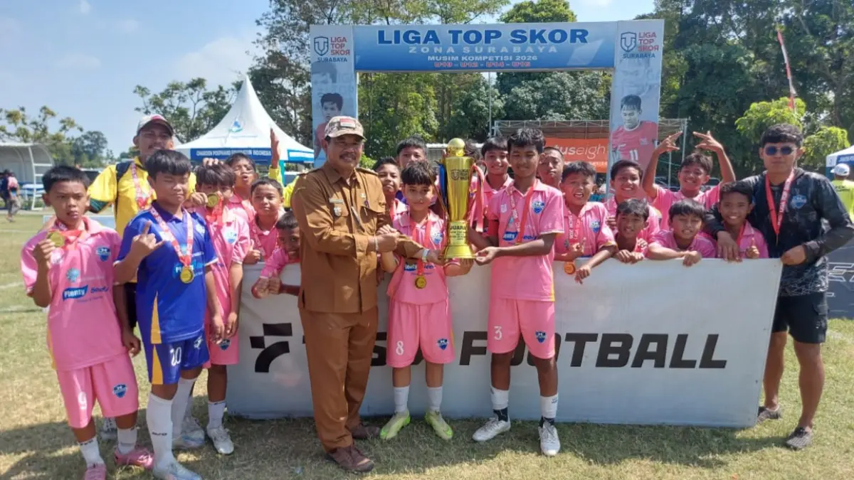 APRESIASI: Kepala Desa (Kades) Bringinbendo Sholeh Dwi Cahyono (baju dinas) saat memberikan piala terhadap juara Liga TopSkor U-12 di Lapangan Gelora Bringinbendo, Kecamatan Taman, Sidoarjo, Senin (6/7) siang. (DIKY SANSIRI/RADAR SIDOARJO)