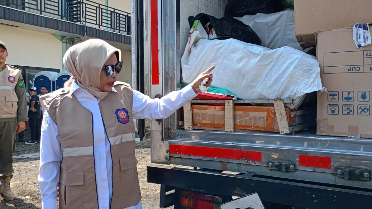 BERANTAS: Wakil Bupati Sidoarjo Mimik Idayana ikut memusnahkan barang bukti rokok ilegal sebagai bentuk komitmen memberantas peredarannya.