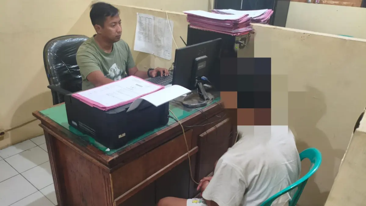 DIBEKUK: Salah seorang pelaku saat menjalani pemeriksaan di Mapolsek Candi, Sidoarjo.&nbsp;