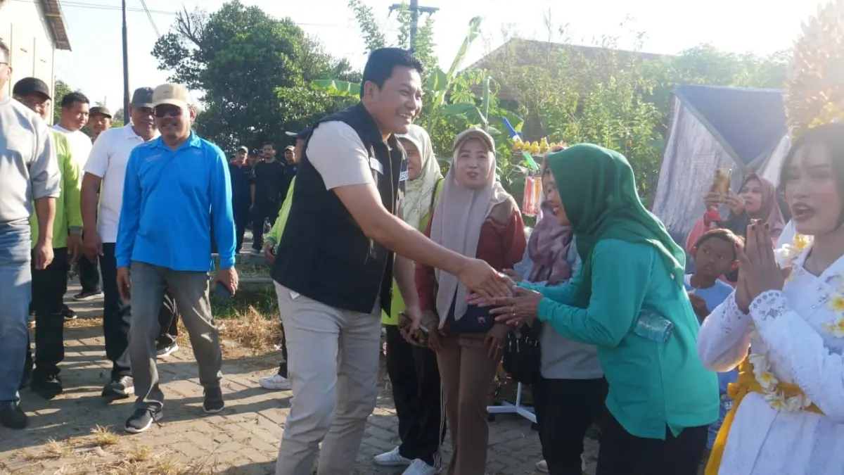 GARDA TERDEPAN: Bupati saat bertemu warga di kegiatan sosialisasi pencegahan narkoba di Wonoayu.&nbsp;