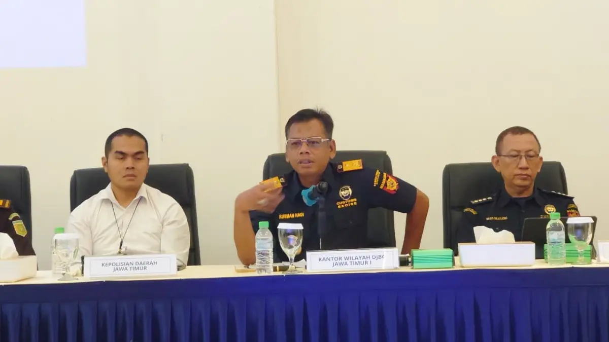 TEGAS: Kepala Kantor Wilayah Direktorat Jenderal Bea dan Cukai (DJBC) Jawa Timur I Rusman Hadi (tengah) memberikan keterangan kepada awak media.