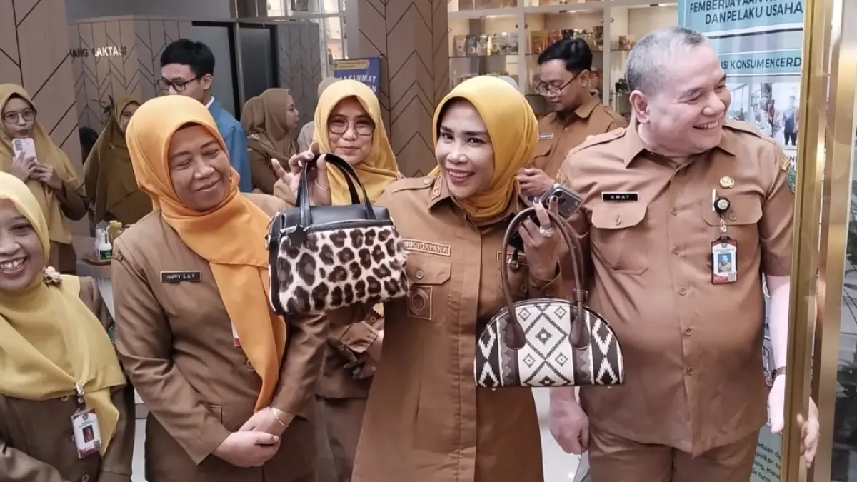 BRANDING PRODUK: Wakil Bupati Sidoarjo Mimik Idayana (dua dari kanan) saat meninjau stan UMKM milik Dinas Koperasi dan Usaha Mikro (Dinkop UM) serta Dinas Perindustrian dan Perdagangan (Disperindag) Kabupaten Sidoarjo, Selasa (7/7).