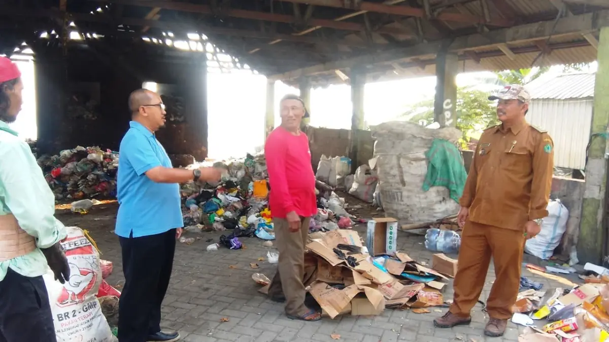 
MANDIRI: Kepala Desa Bringinbendo, Soleh Dwi Cahyono (kanan), mengecek aktivitas TPS3R Desa Bringinbendo, Kecamatan Taman, Selasa (7/7). (DIKY SANSIRI/RADAR SIDOARJO)