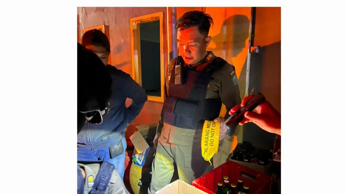 MELANGGAR: Satpol PP menemukan sejumlah minuman keras saat razia warung di Eks Tol HK Jabon. (DIKY SANSIRI/RADAR SIDOARJO)