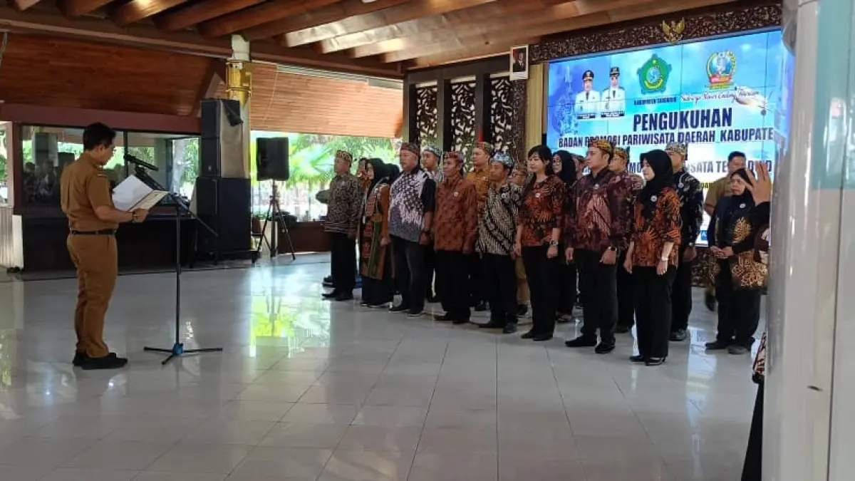 
TUGAS BARU: Kepala Disporapar Sidoarjo Yudhi Irianto melantik pengurus Badan Promosi Pariwisata Daerah (BPPD) Kabupaten Sidoarjo. (DIKY SANSIRI/RADAR SIDOARJO)