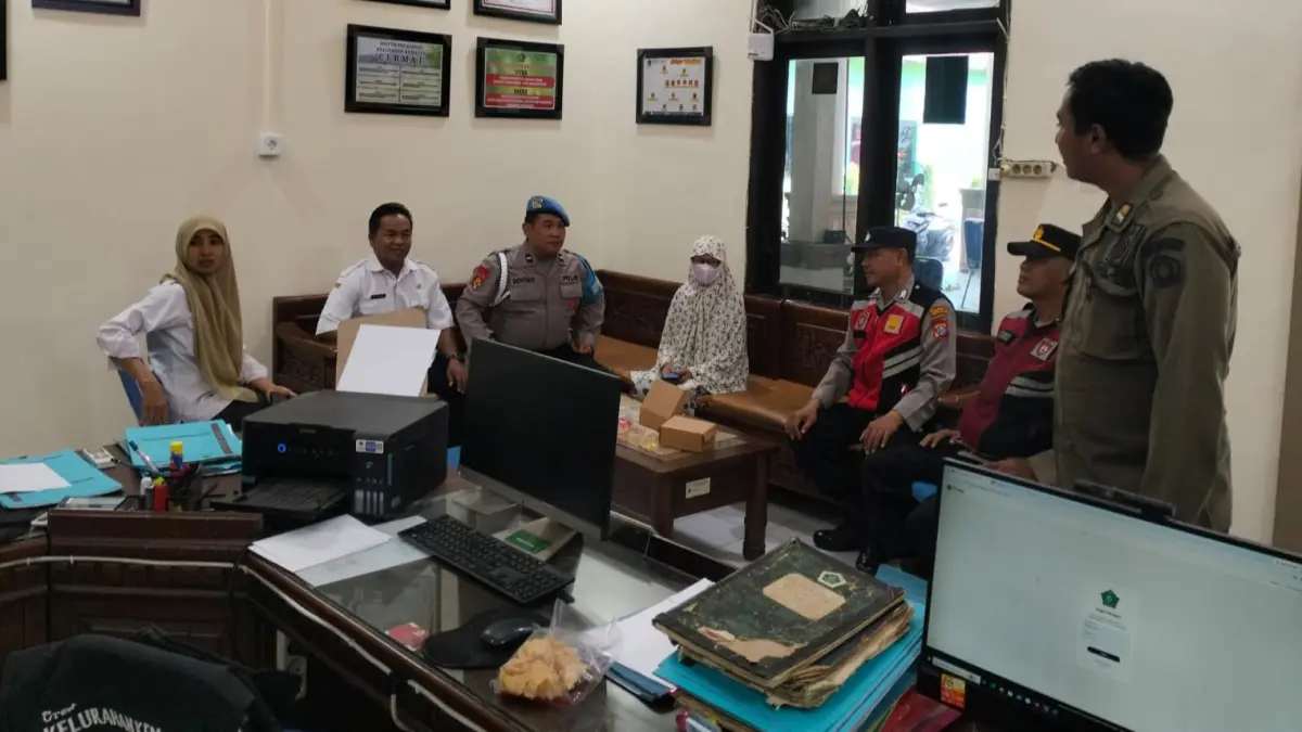 BAHAGIA: Personel Polsek Krian saat mempertemukan bocah dengan orang tuanya.&nbsp;