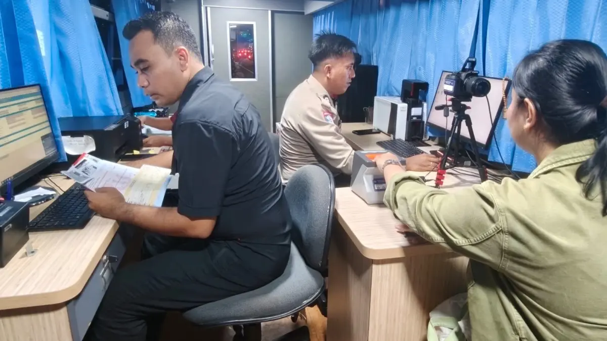 INOVASI: Warga memanfaatkan layanan SIM Malam di GOR Sidoarjo.&nbsp;